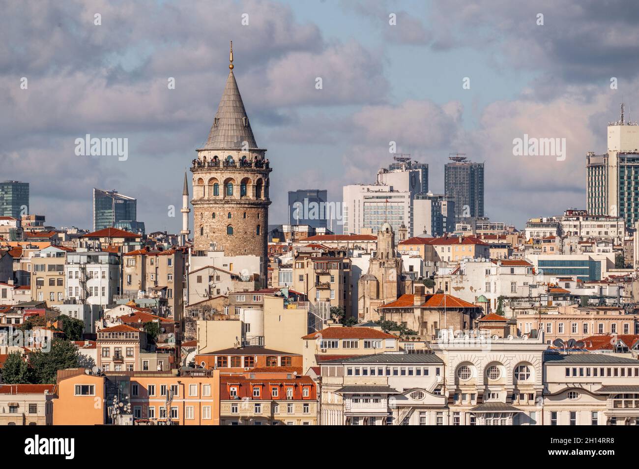 Blick auf istanbul. Galata Tower alter, historischer Teil Istanbuls im Stadtteil Beyoglu. Istanbul bei Sonnenuntergang - Galata Bezirk, Türkei. Hoch resolutio Stockfoto