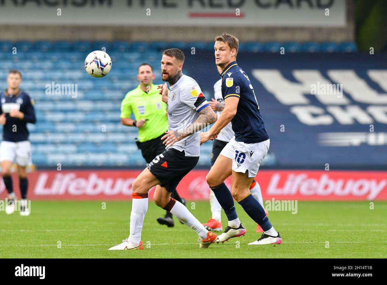 LONDON, GROSSBRITANNIEN. 16. OKTOBER Sonny Bradley aus Luton kämpft während des Sky Bet Championship-Spiels zwischen Millwall und Luton Town am Samstag, dem 16. Oktober 2021, im The Den, London um den Besitz von Matt Smith aus Millwall. (Kredit: Ivan Yordanov | MI Nachrichten) Kredit: MI Nachrichten & Sport /Alamy Live Nachrichten Stockfoto