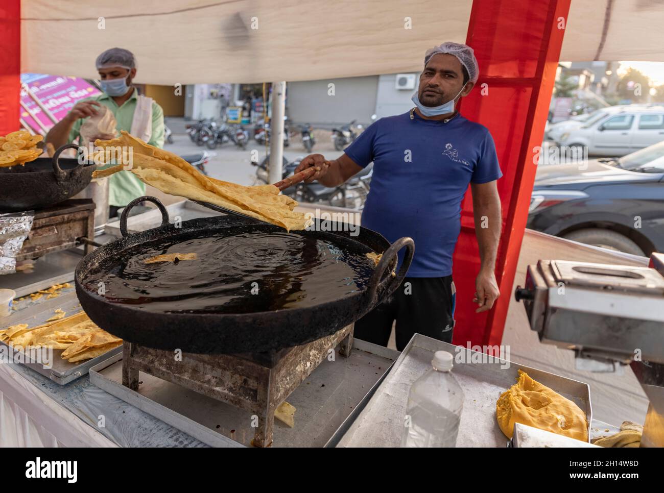 Zubereitung von Bohnenkraut (Ganthiya) während der Dussehra-Feierlichkeiten in Gandhinagar, Gujarat, Indien Stockfoto