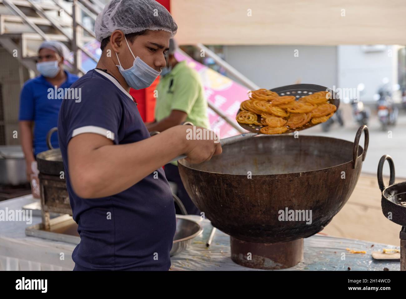 Zubereitung süßer Gerichte (Jalebi) während der Dussehra-Feierlichkeiten in Gandhinagar, Gujarat, Indien Stockfoto