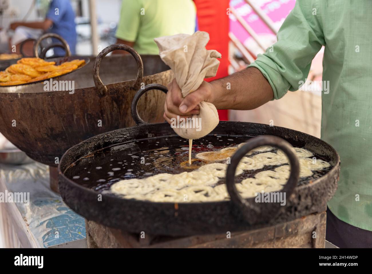 Während der Feierlichkeiten in Dussehra werden herzhafte Gerichte zubereitet, die als Jalebi (süßes Gericht) bekannt sind Stockfoto