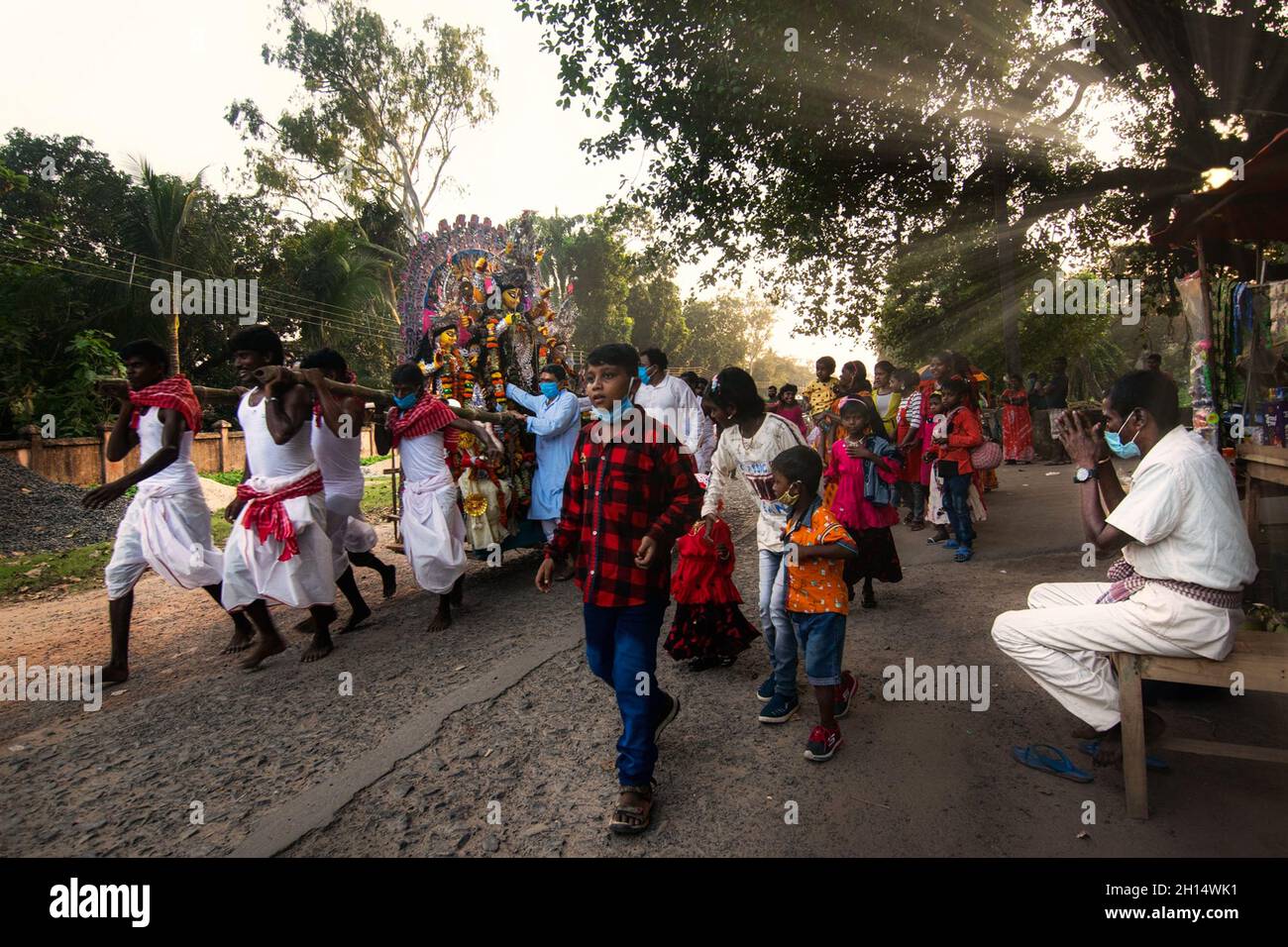 KALKUTTA, WESTBENGALEN, INDIEN - 15. OKTOBER 2021: Idol der Göttin Durga wird im Heiligen Fluss Ganges eingetaucht. Von Hindus als „vijaya dashami“ gefeiert, Stockfoto