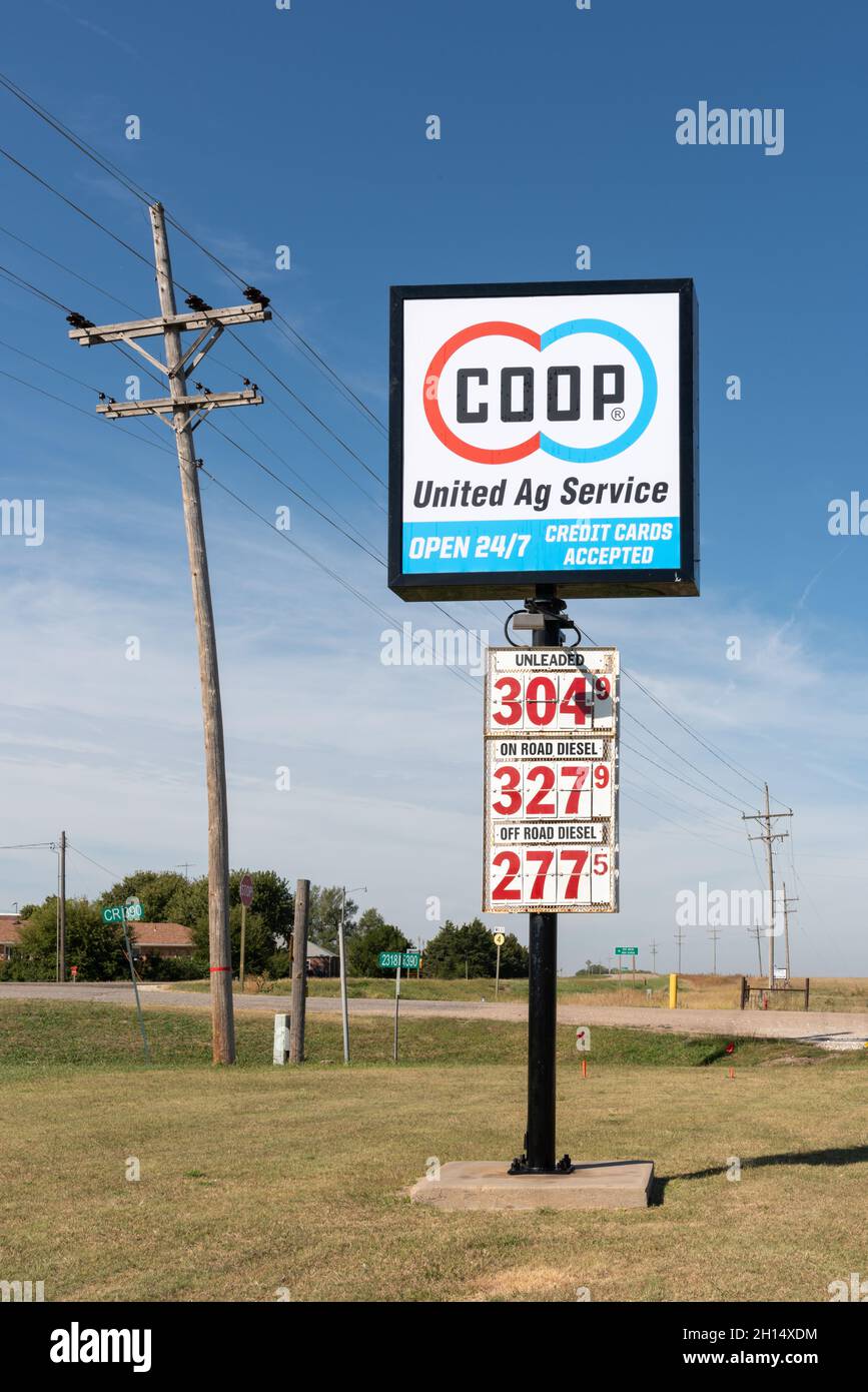 Ein Schild mit den Gaspreisen für eine CO op-Tankstelle im ländlichen Missouri. Stockfoto