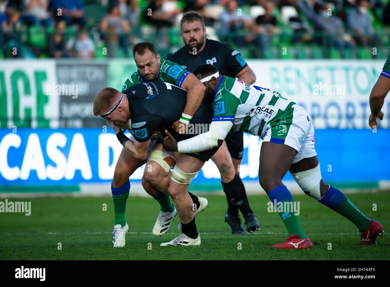 Monigo Stadium, Treviso, Italien, 16. Oktober 2021, Sam Cross (Ospreys Rugby) und Cherif Traore (Benetton Treviso) während des Spiels von Benetton Rugby gegen Ospreys - United Rugby Championship Stockfoto