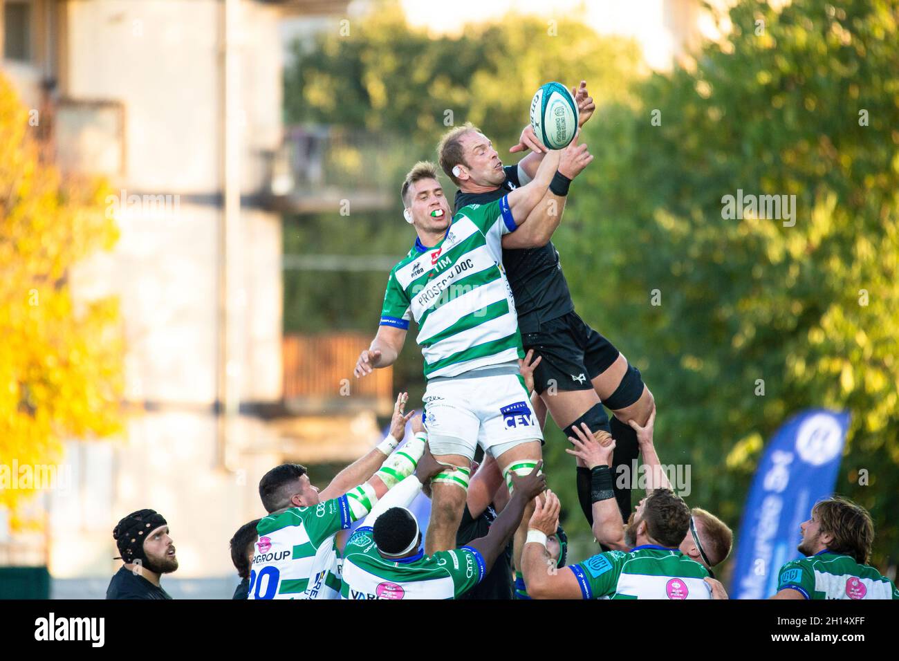 Monigo Stadium, Treviso, Italien, 16. Oktober 2021, Federico Ruzza (Benetton Treviso) und Alun Wyn Jones (Ospreys Rugby) während des Spiels von Benetton Rugby gegen Ospreys - United Rugby Championship Stockfoto