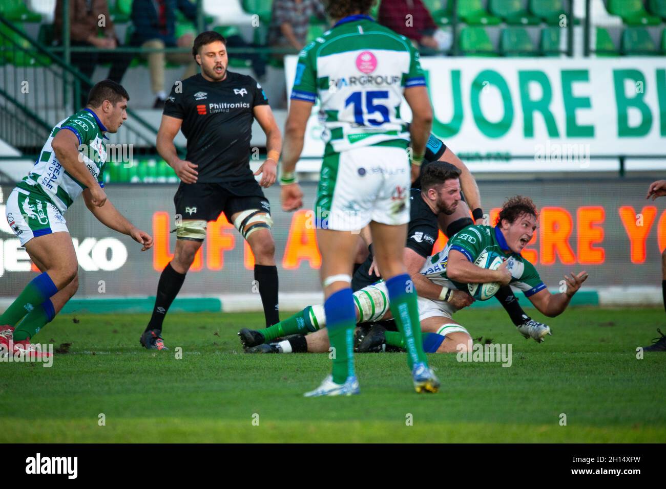 Monigo Stadium, Treviso, Italien, 16. Oktober 2021, Michele Lamaro (Benetton Treviso) und Alex Cuthbert (Ospreys Rugby) während des Spiels von Benetton Rugby gegen Ospreys - United Rugby Championship Stockfoto