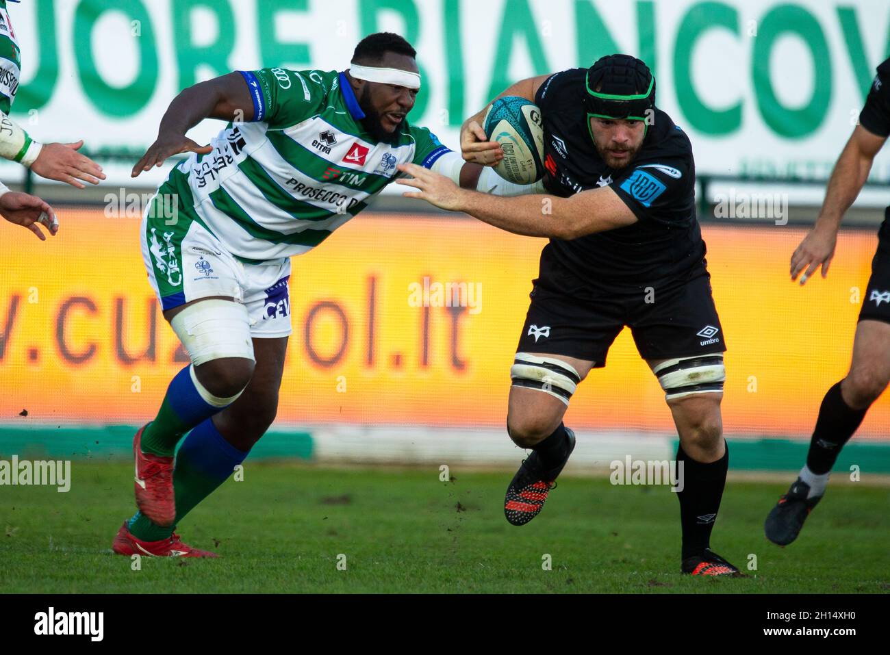Monigo Stadium, Treviso, Italien, 16. Oktober 2021, Cherif Traore (Benetton Treviso) und Morgan Morris (Ospreys Rugby) während des Spiels von Benetton Rugby gegen Ospreys - United Rugby Championship Stockfoto