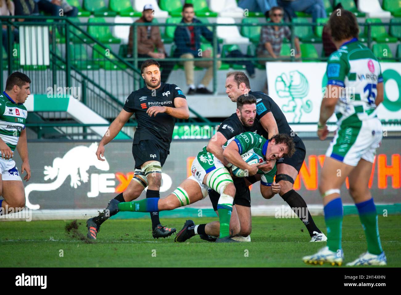 Monigo Stadium, Treviso, Italien, 16. Oktober 2021, Michele Lamaro (Benetton Treviso) und Alex Cuthbert (Ospreys Rugby) während des Spiels von Benetton Rugby gegen Ospreys - United Rugby Championship Stockfoto