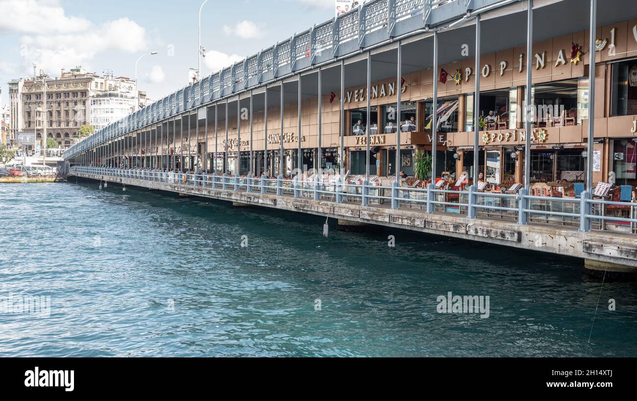 ISTANBUL, TÜRKEI - 12. OKTOBER ,2021: Blick auf Istanbul von der galata-Brücke mit Cafés und Restaurants. Touristen essen entlang der Galata Brücke Stockfoto