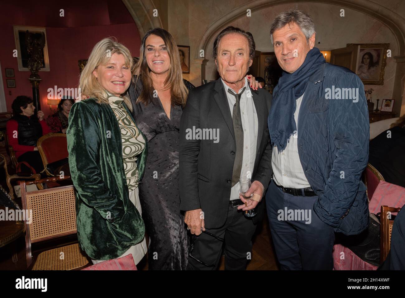 Paris : à l'occasion d'une soirée privée et rencontre dédicace avec Valérie Perez-Ennouchi, son livre ' Destins de femmes ' Prix Edgar Faure 2021 ). Stockfoto