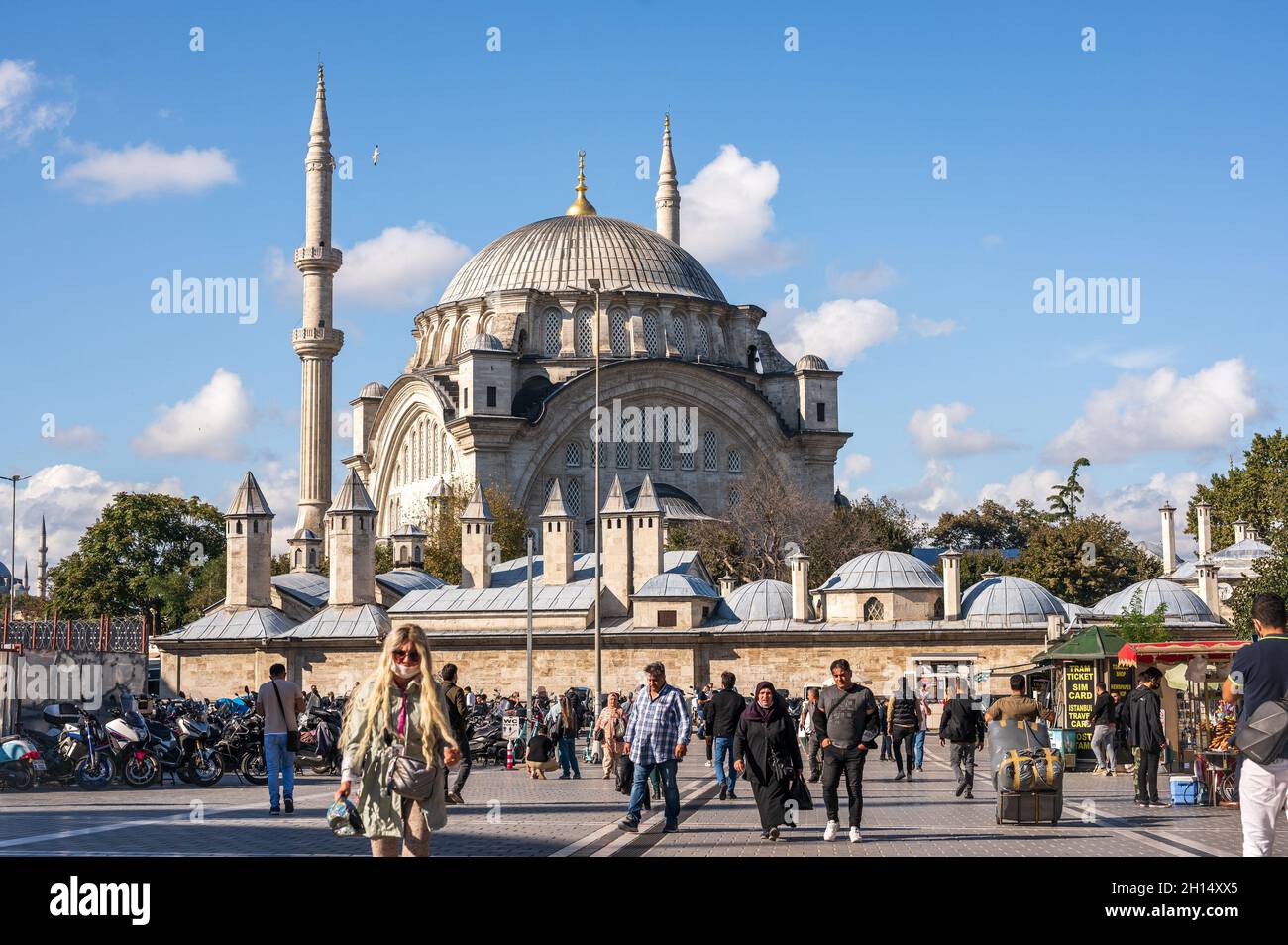 ISTANBUL, TÜRKEI - 12. Oktober 2021: Beyazit Moschee - Osmanische Kaisermoschee aus dem 16. Jahrhundert. Istanbul Blick auf die Stadt in der Türkei. Blick auf die Moschee Beyazit in is Stockfoto
