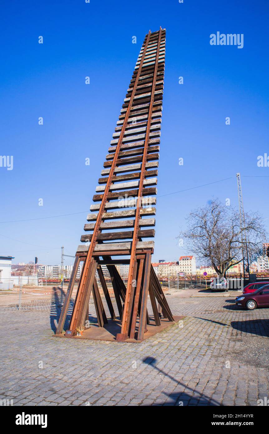Das Tor von Infinty große Skulptur von Ales Vesely, geformt´s einer Schiene in Richtung Himmel, die auch ein Symbol für Jakobs Leiter ist, am 28. Februar Stockfoto