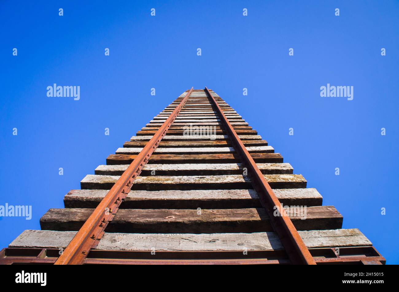 Das Tor von Infinty große Skulptur von Ales Vesely, geformt´s einer Schiene in Richtung Himmel, die auch ein Symbol für Jakobs Leiter ist, am 28. Februar Stockfoto
