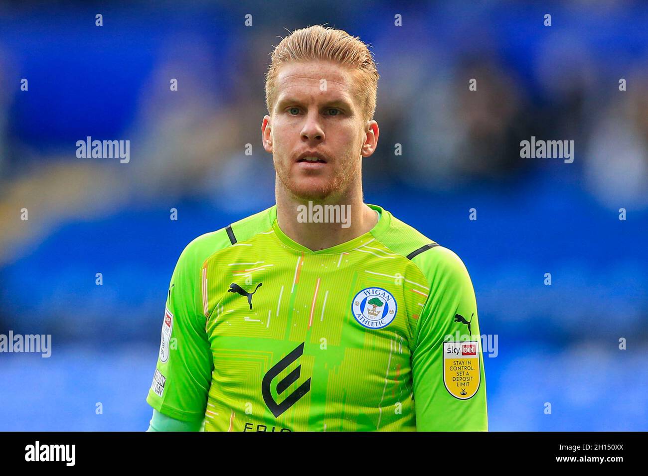 Bolton, Großbritannien. Oktober 2021. Ben Amos #12 von Wigan Athletic in Bolton, Vereinigtes Königreich am 10/16/2021. (Foto von Conor Molloy/News Images/Sipa USA) Quelle: SIPA USA/Alamy Live News Stockfoto