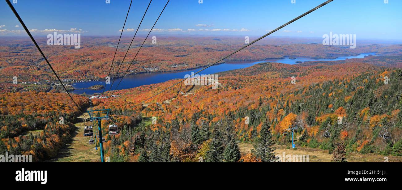 Luftaufnahme des Mont Tremblant Resorts, Seilbahnen und See mit Herbstlaub, Quebec, Kanada Stockfoto