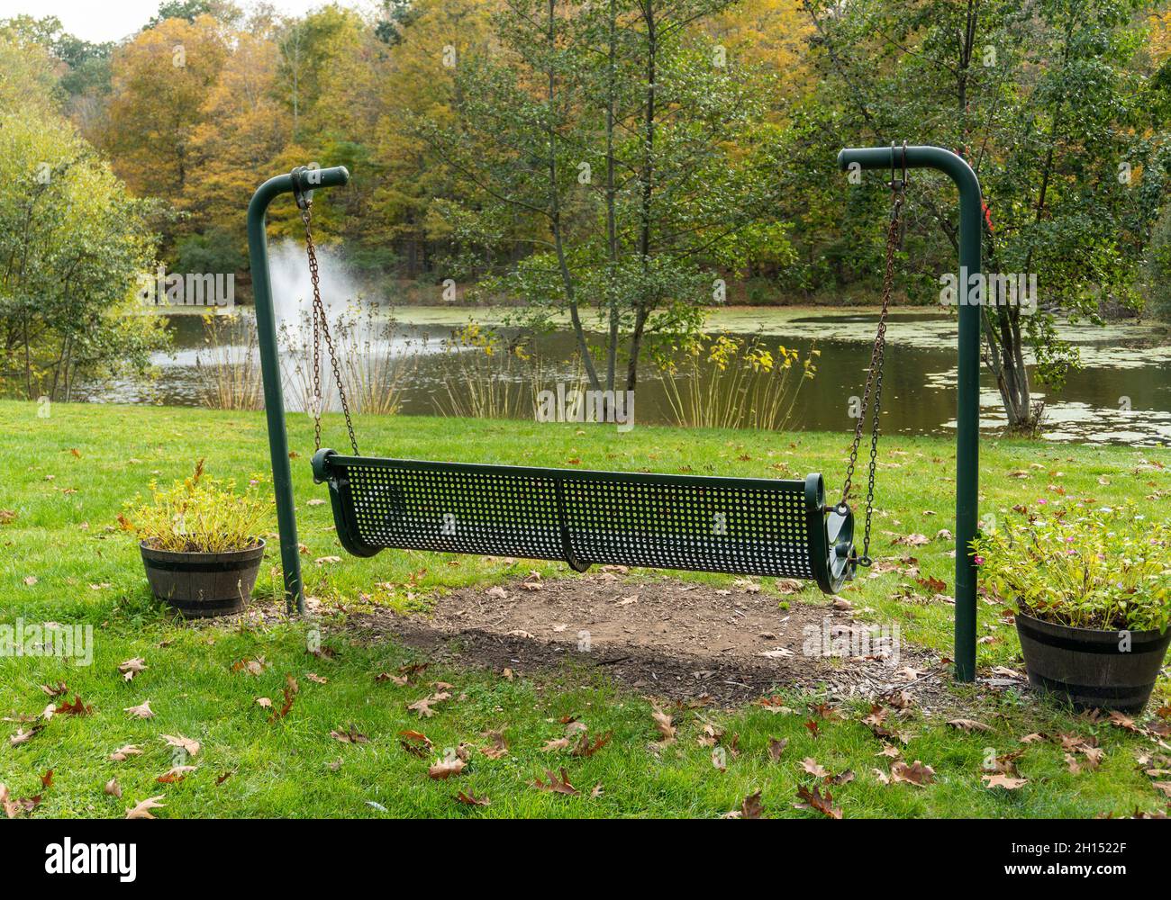 Schaukelbank an der Seite eines Teiches Stockfoto