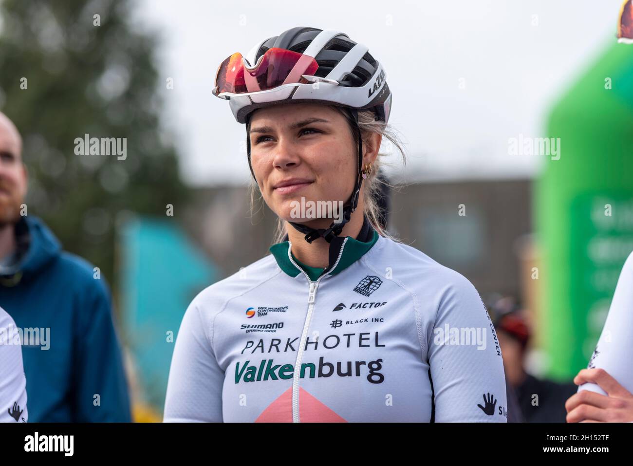 Amber van der Hulst bereitet sich auf die vierte Etappe der AJ Bell Women's Tour vor, die von Shoeburyness, Essex, Großbritannien, startet Stockfoto