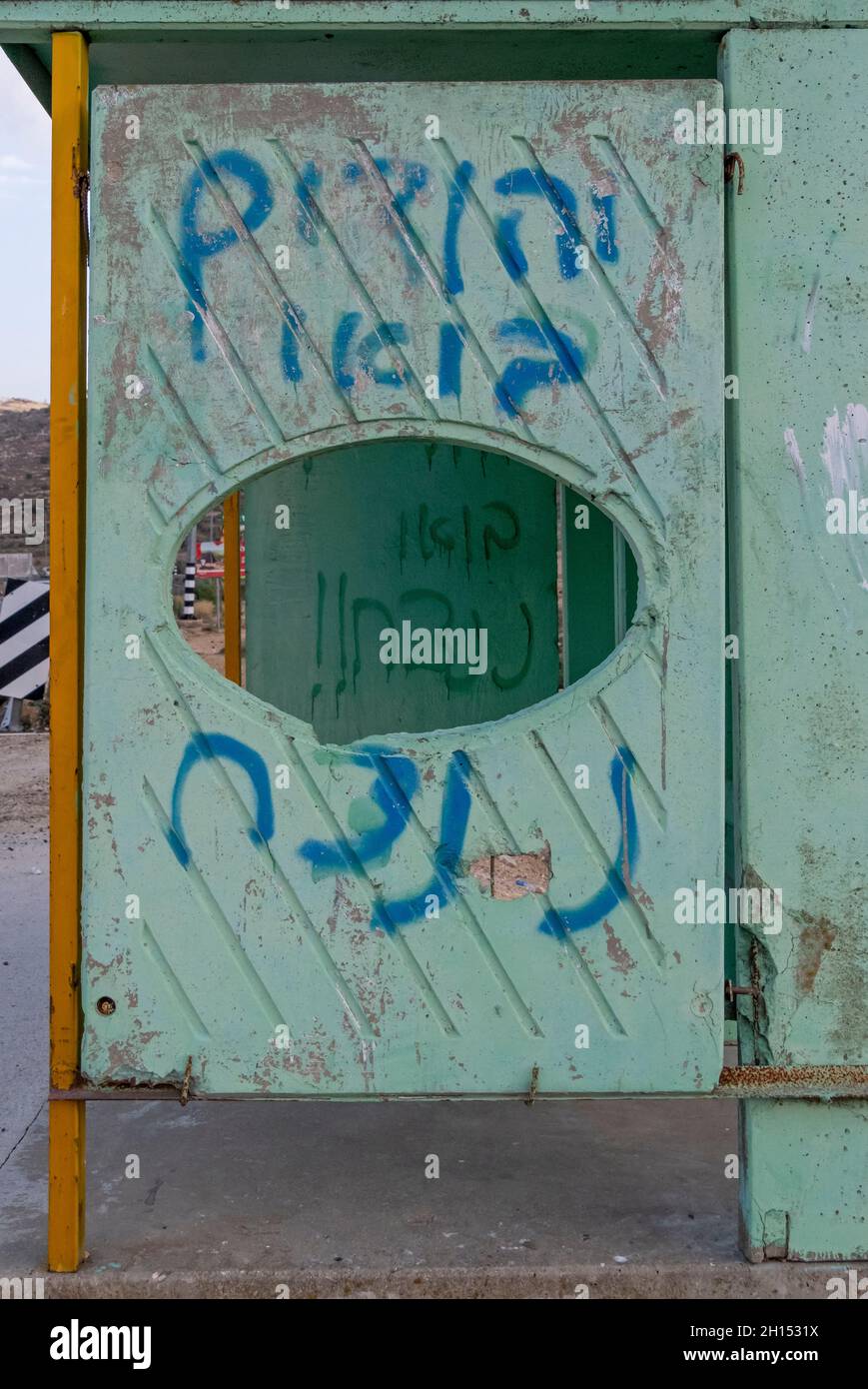 Eine Bushaltestelle mit hebräischen Schriftschnittichen, die wahrscheinlich von jüdischen Siedlern aus israelischen Siedlungen in der Nähe besprüht wird, lautet „Juden, lasst uns gewinnen“, die sich auf dem Highway 60, einer Süd-Nord-Intercity-Straße im Westjordanland und in Israel, befindet, definiert durch viele Schussangriffe palästinensischer Militanter auf israelische Zivilisten und Soldaten. Stockfoto
