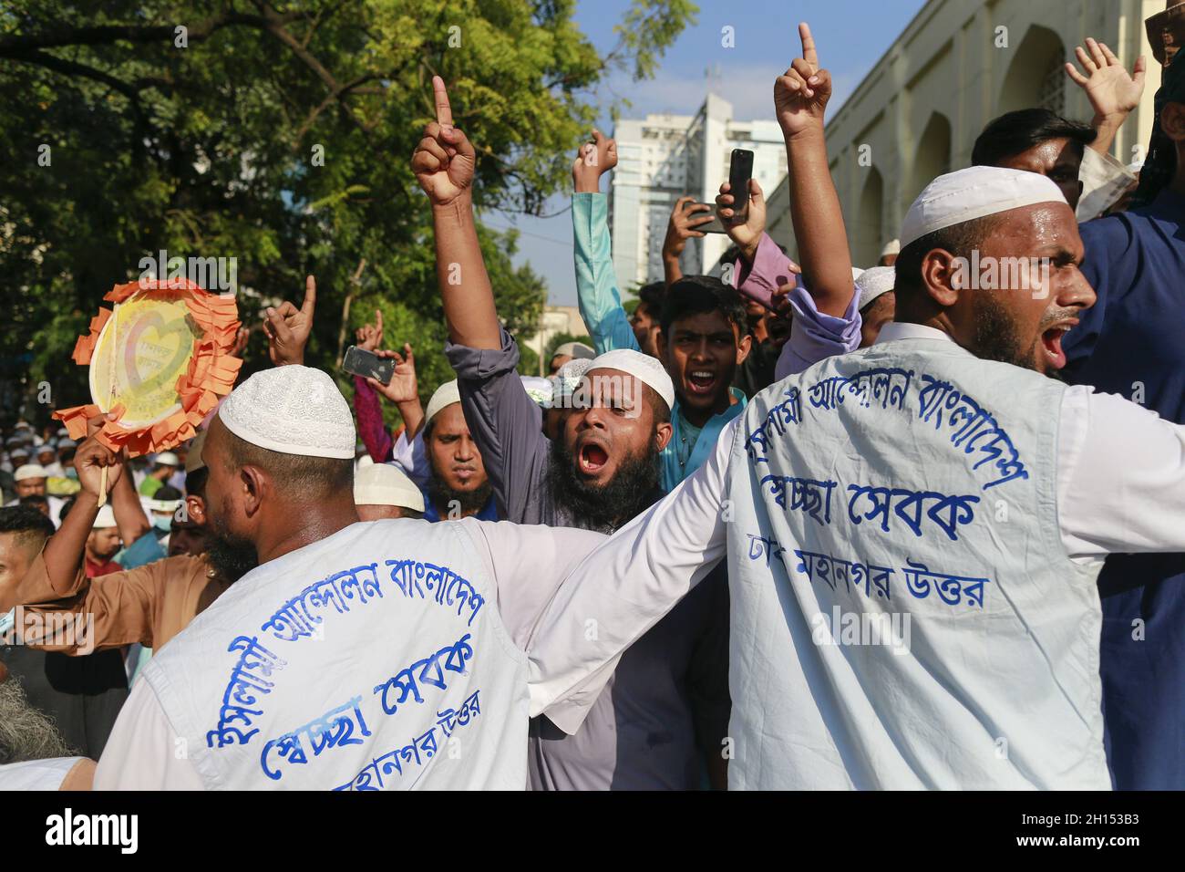 Mitglieder der islamistischen Partei Islami Andolan Bangladesh rufen in Dhaka, Bangladesch, am 16. Oktober 2021, in einem Protest vor der Baitul Mukarram National Moschee gegen die angebliche Schändung des Korans und die hohen Preise für lebenswichtige Produkte den Slogan auf. Am Mittwoch entbrannte in Cumilla die kommunale Spannung und führte zu Angriffen auf Hindu-Tempel wegen der angeblichen Entehrung des Quran während der Durga-Puja-Feierlichkeiten. Nach dem Vorfall wurden Hindu-Tempel und Puja-Plätze in Teilen des Landes verwüstet. (Foto von Suvra Kanti das/Sipa USA) Stockfoto