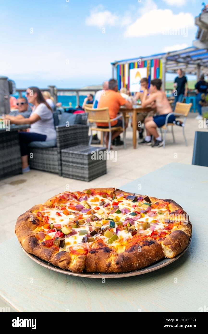 Pizza in der Surf Beach Bar, Sennen Cove, Penwith Peninsula, Cornwall, Großbritannien Stockfoto