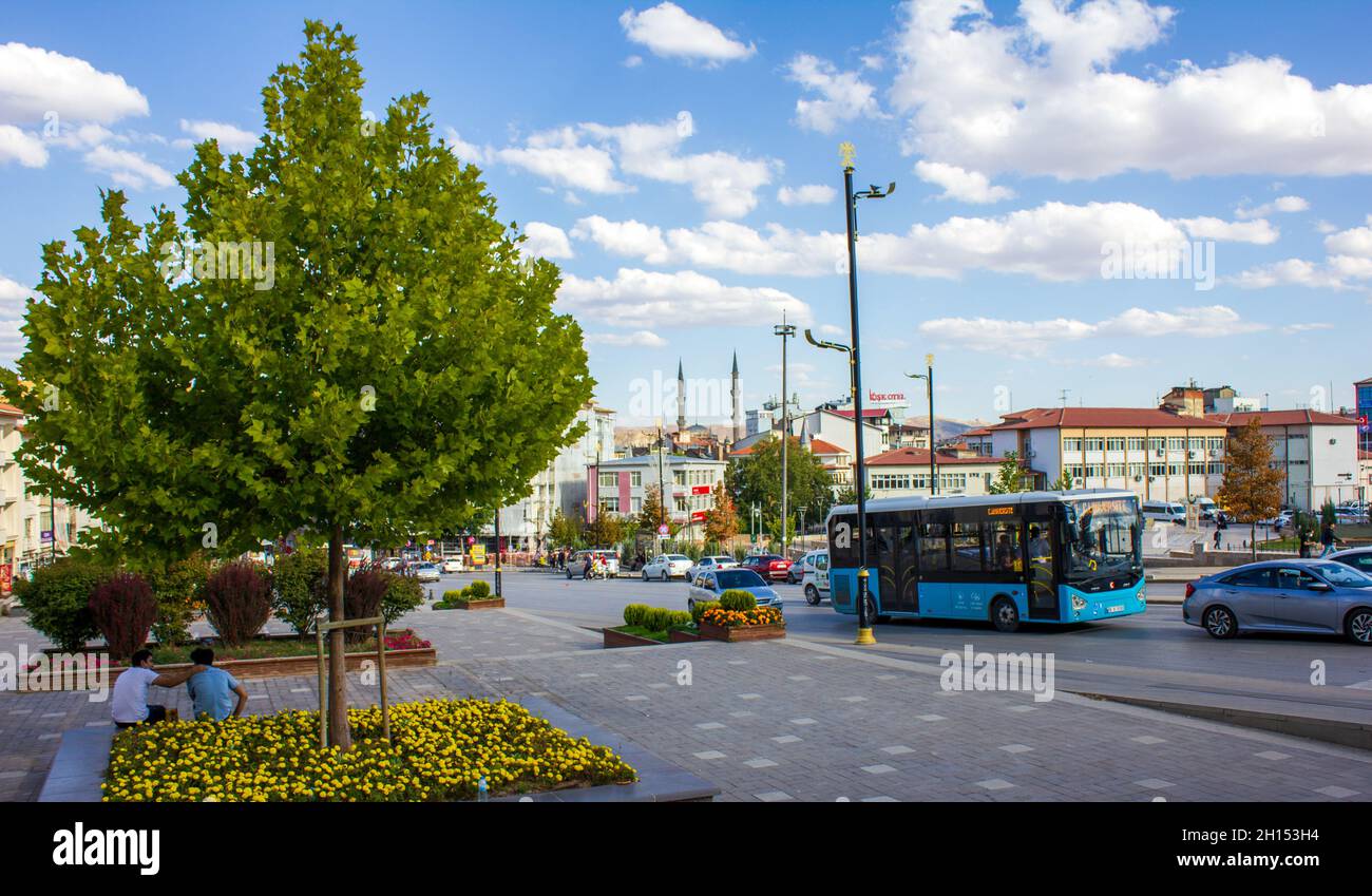 Stadtzentrum, Sivas, Türkei-September-2021: Verkehr auf dem Stadtplatz. Öffentliche Verkehrsmittel und private Fahrzeuge. Historische Moscheen. Blauer Himmel und Wolken Stockfoto