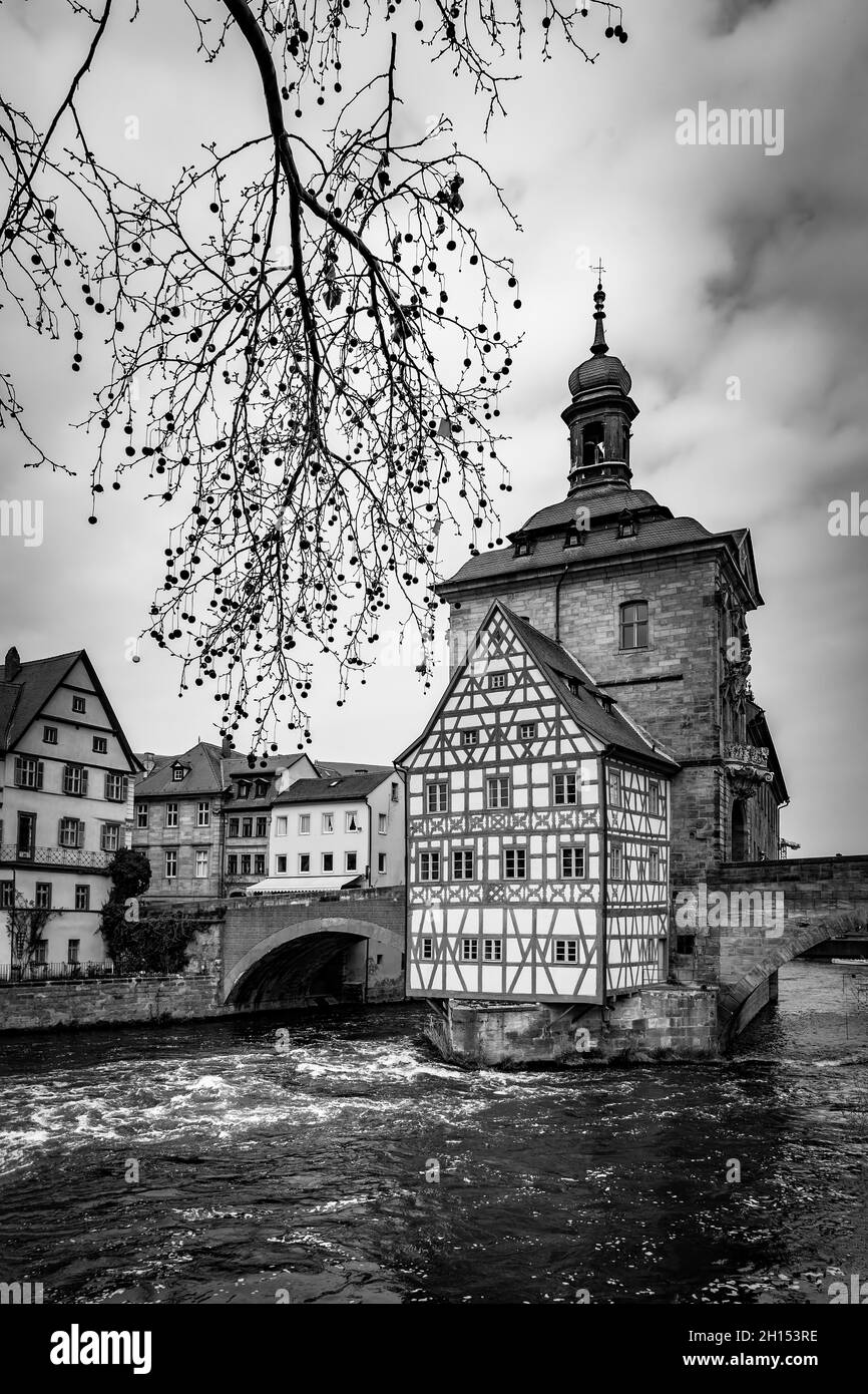 Landschaft mit Rathaus auf der Brücke in Bamberg, Deutschland. Schwarzweiß-Fotografie Stockfoto
