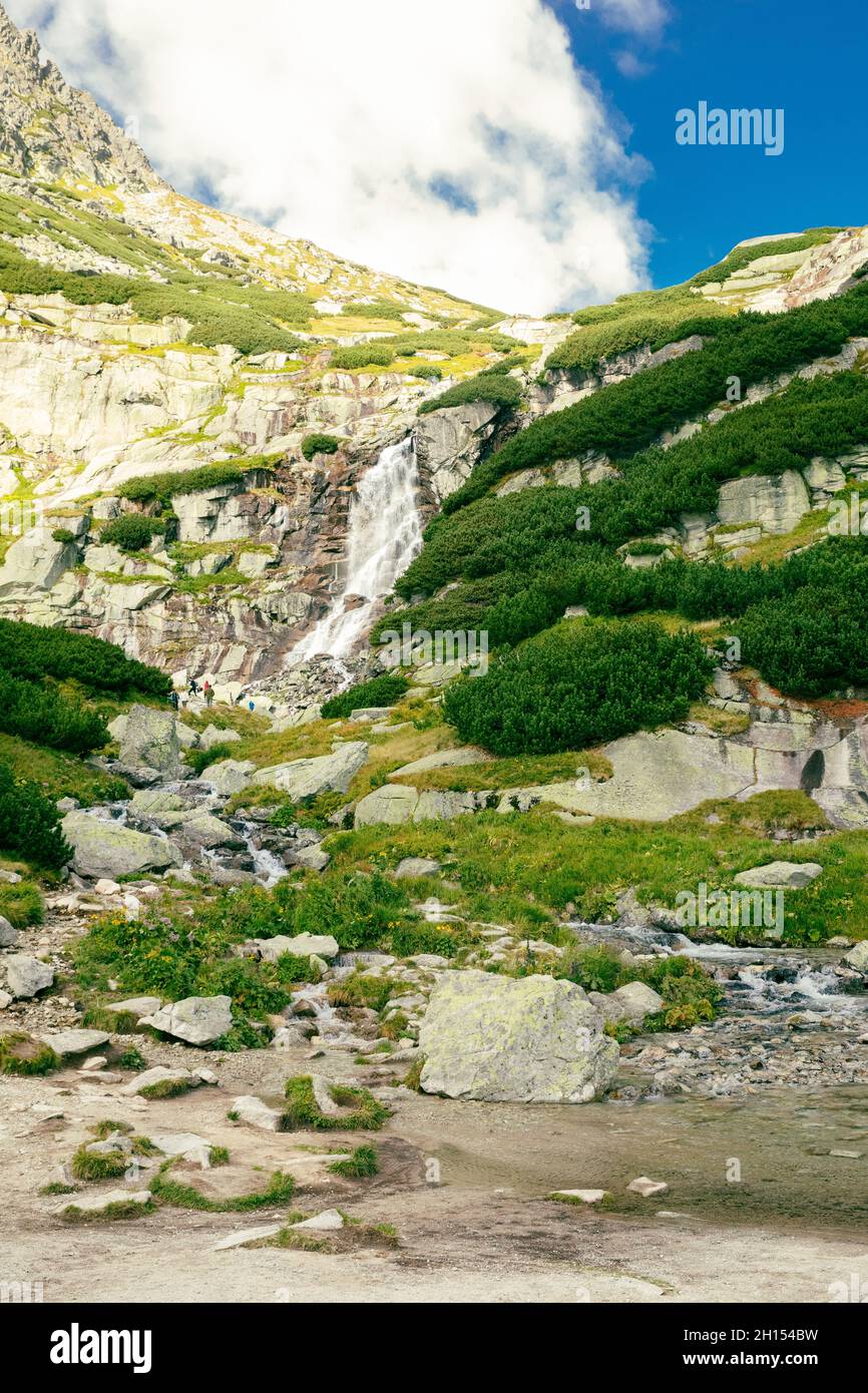 Panoramablick auf den Wasserfall Skok und den See daneben im westlichen Teil der Hohen Tatra, Slowakei Stockfoto