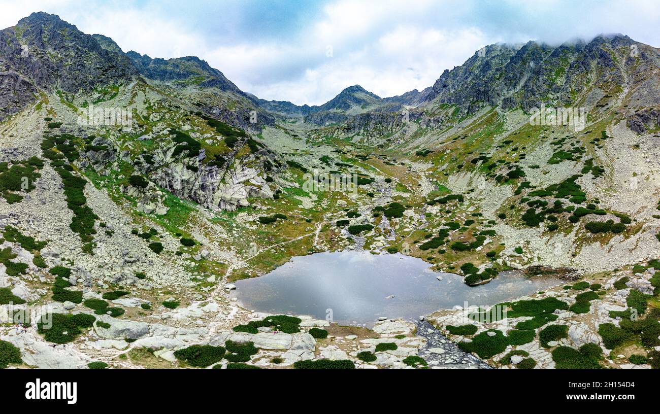 Panoramablick auf den Wasserfall Skok und den See daneben im westlichen Teil der Hohen Tatra, Slowakei Stockfoto