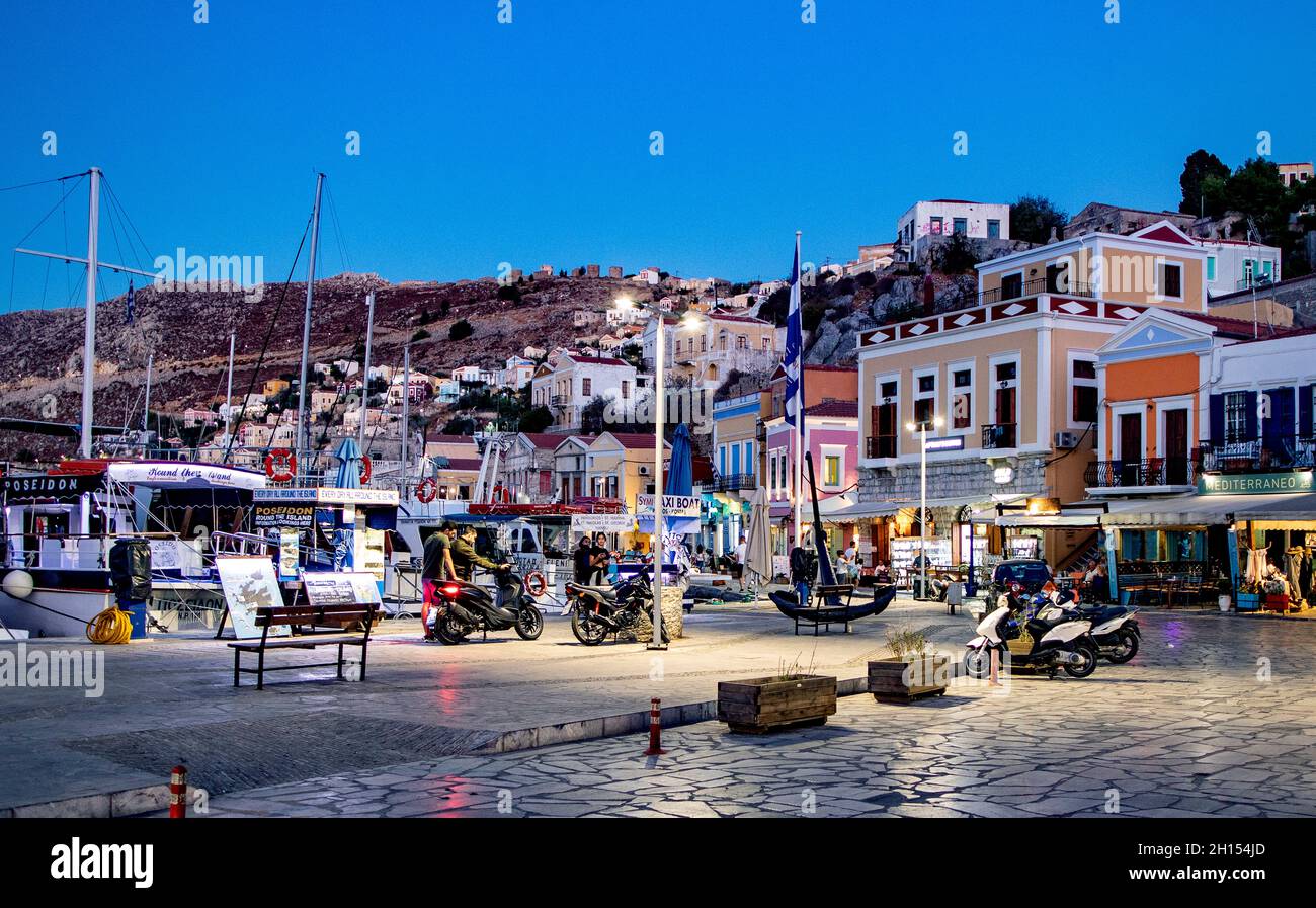 Yachten in Symi Hafen bei Nacht Griechische Inseln Griechenland Stockfoto