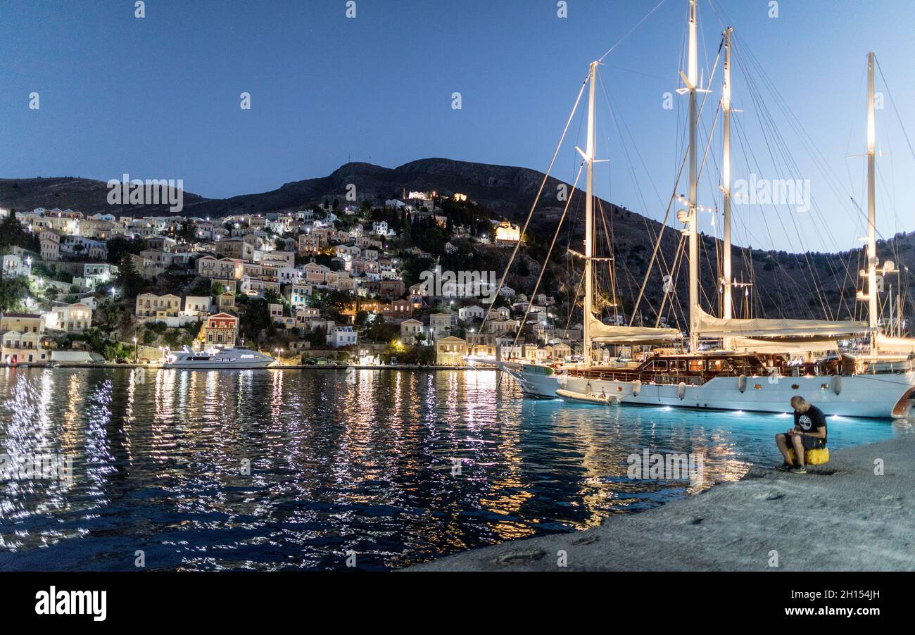 Yachten in Symi Hafen bei Nacht Griechische Inseln Griechenland Stockfoto