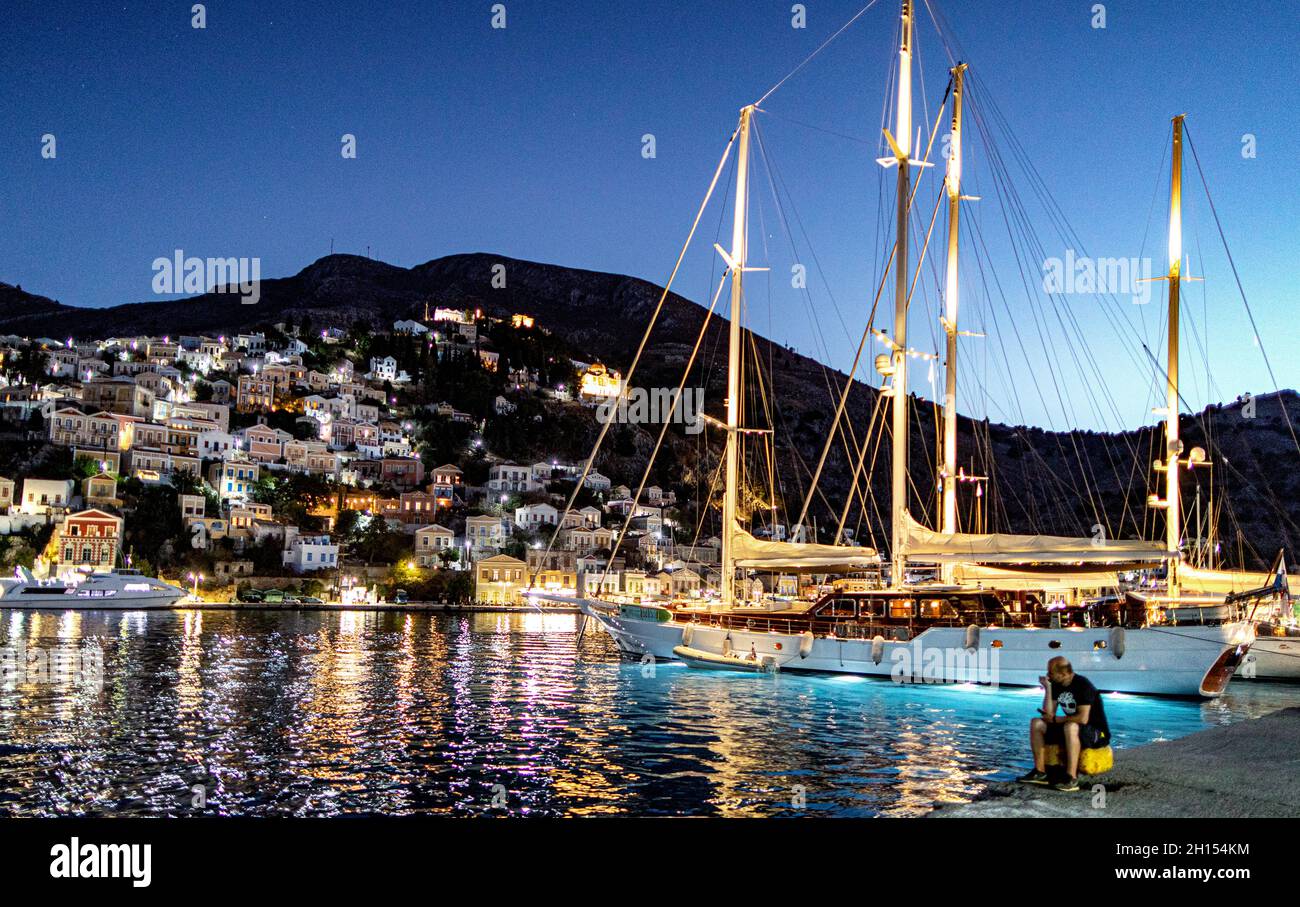 Yachten in Symi Hafen bei Nacht Griechische Inseln Griechenland Stockfoto