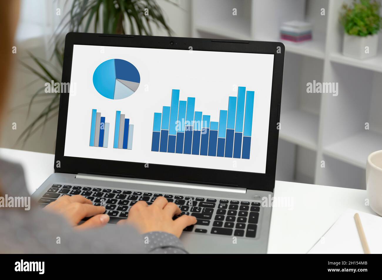 Statistische Berichte, Geschäftsanalysen. Viele Wachstumskarten auf dem Desktop. Stockfoto