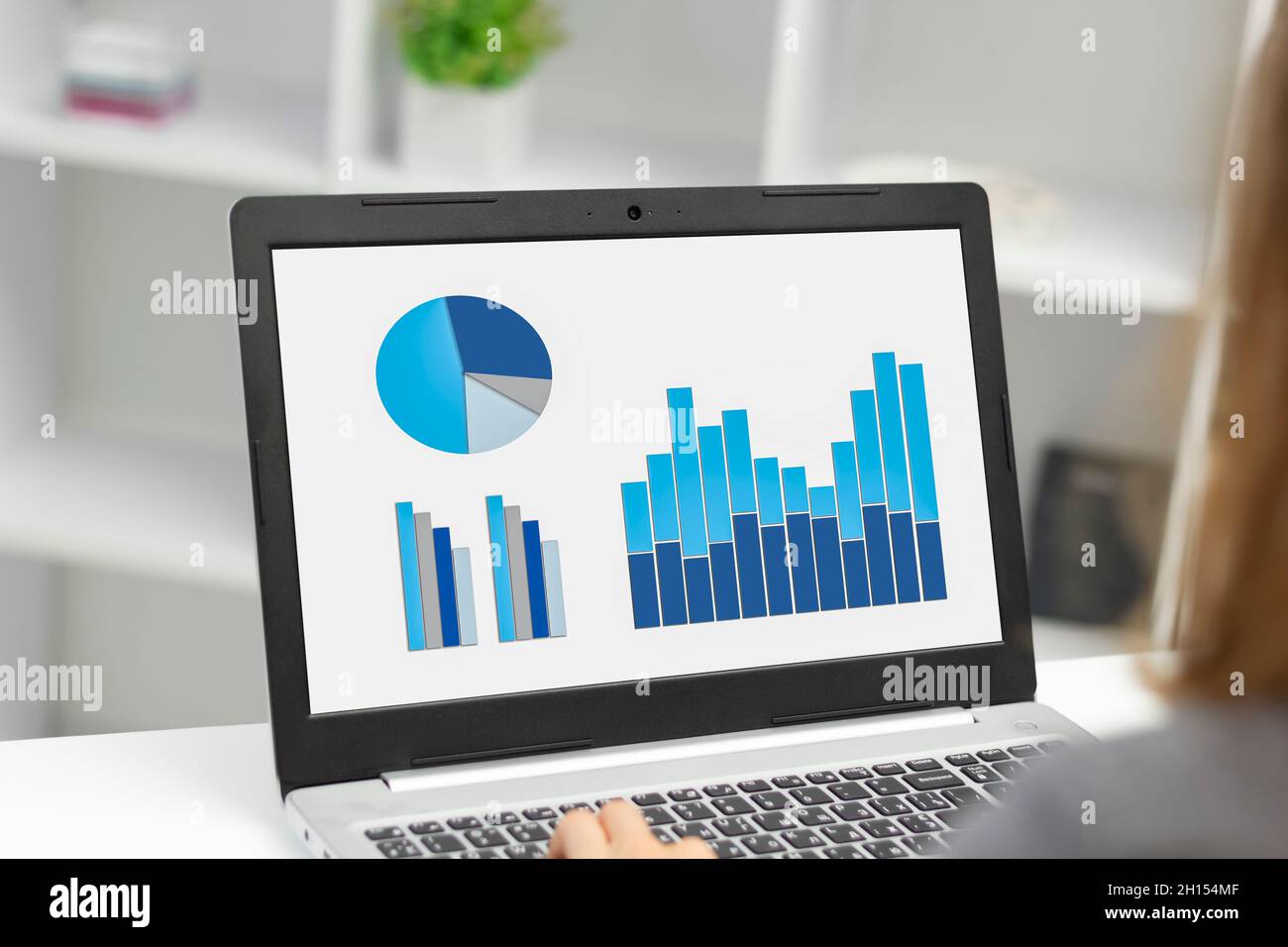 Statistische Berichte, Geschäftsanalysen. Viele Wachstumskarten auf dem Desktop. Stockfoto