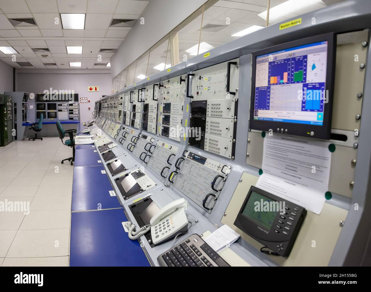 Ein Rechenzentrum in einen Raum mit all den Konverter von Signalen, Frequenzen und Serverraum Stockfoto