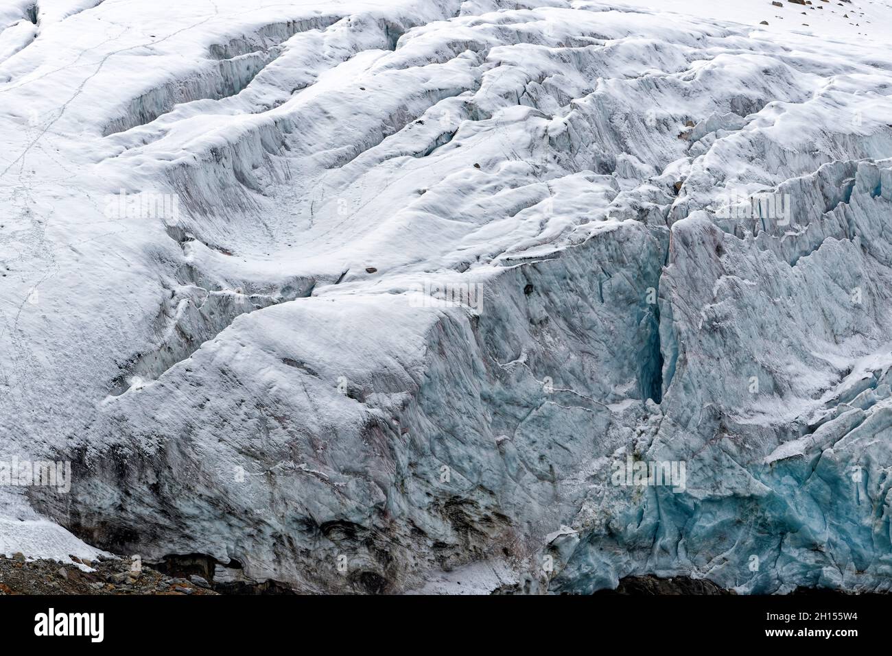Detail eines schmelzenden Gletschers, der mit erodiertem Material bedeckt ist. Raudfjorden, Spitzbergen, Spitzbergen, Svalbard, Norwegen Stockfoto