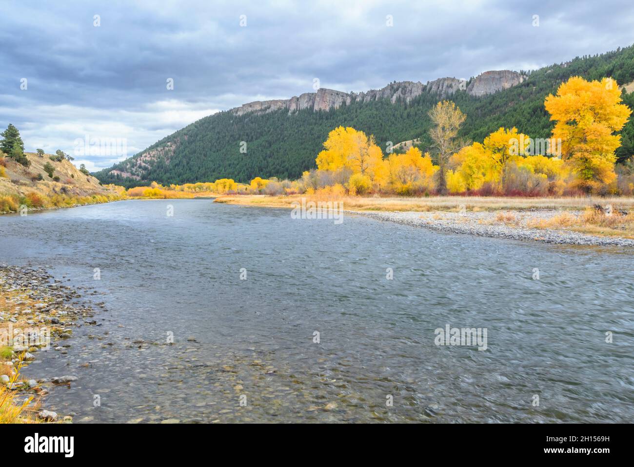 Herbst Farben und Klippen entlang der Clark Fork River in der Nähe von Drummond, montana Stockfoto