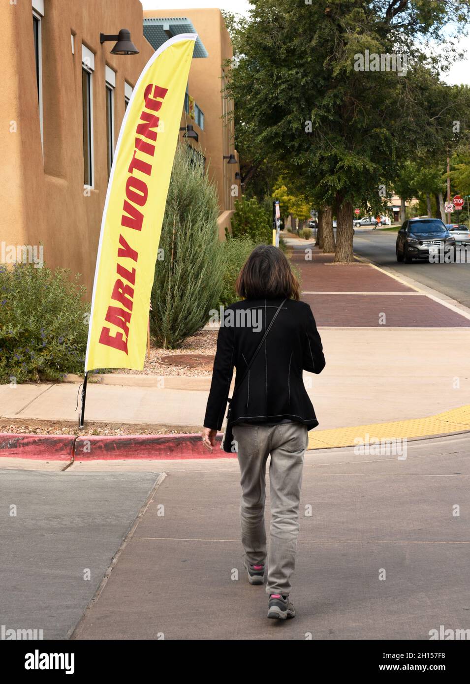 Eine Frau geht in Richtung eines frühen Wahlpolings in Santa Fe, New Mexico. Stockfoto