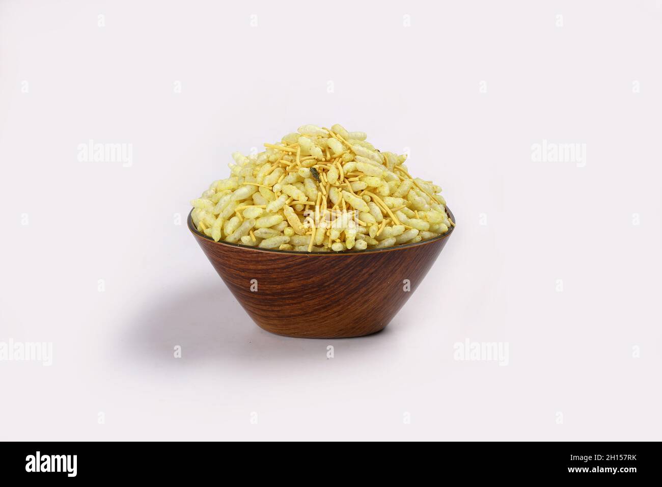 SEV Mamra ist ein indischer Snack. Es ist eine Mischung aus würzigen trockenen Zutaten wie Puffreis, herzhaften Nudeln und Erdnüssen Stockfoto