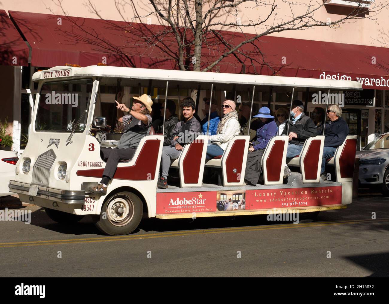 Touristen, die Santa Fe, New Mexico, besuchen, genießen eine kommentierte Führung durch die Stadt. Stockfoto