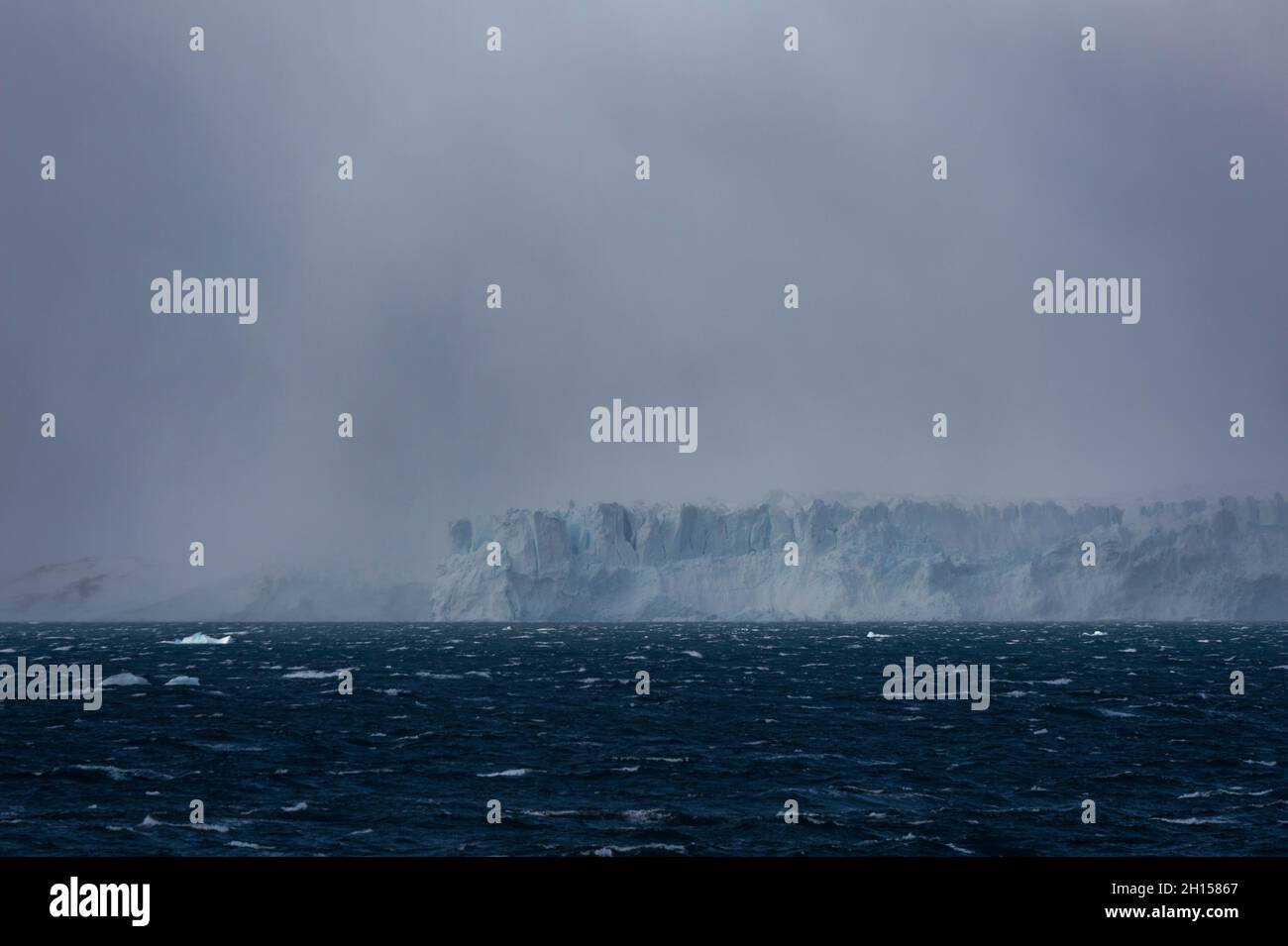 Dunkelgrauer Nebel über einer Eiskappe. Wahlenberg Fjord, Nordaustlandet, Svalbard, Norwegen Stockfoto