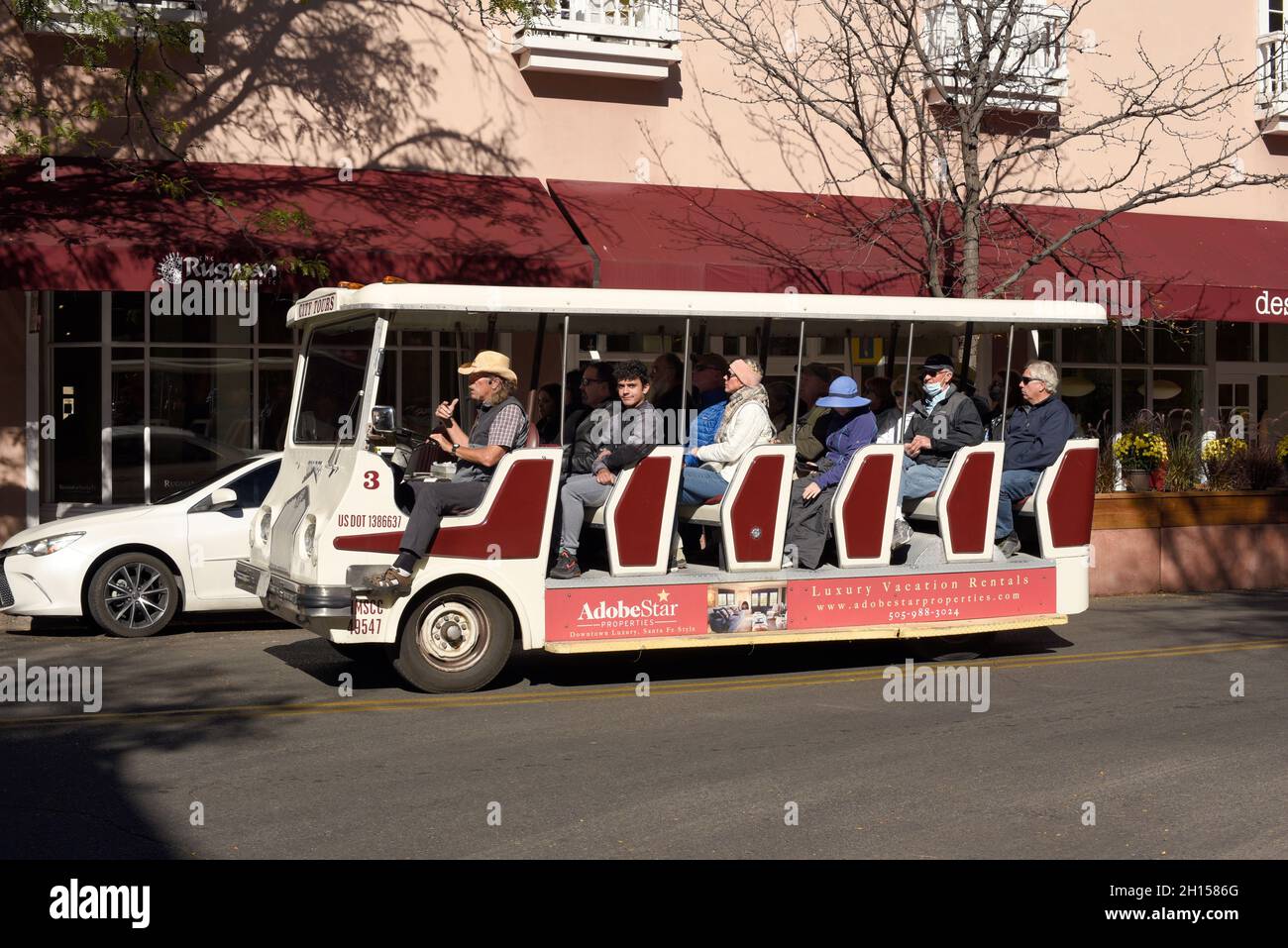 Touristen, die Santa Fe, New Mexico, besuchen, genießen eine kommentierte Führung durch die Stadt. Stockfoto