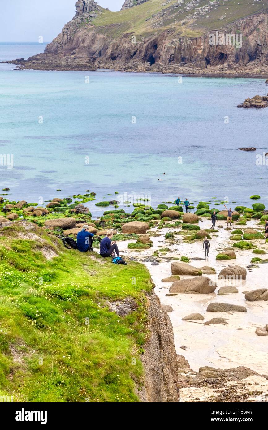 Pärchen machen eine Mittagspause am Nanjizal Beach entlang des South West Coast Path, Cornwall, Großbritannien Stockfoto