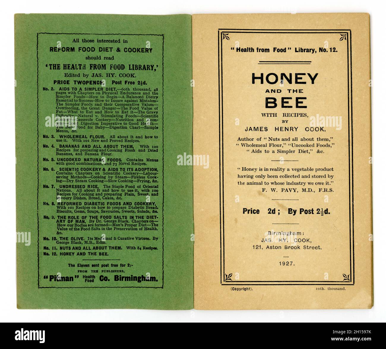 Auf der Innenseite des Schrifteinband des ursprünglichen Heftes für gesunde Ernährung aus den 1920er Jahren aus der Health from Food Library (Nr. 12), das der berühmte Autor für Lebensmittelgesundheit der damaligen Zeit und Besitzer des ersten Reformhauses - James Henry Cook - in dieser Serie mit dem Titel „Honey and the Bee“ enthält Rezepte mit Honig, Veröffentlicht in Birmingham, England, vom 1927 Stockfoto