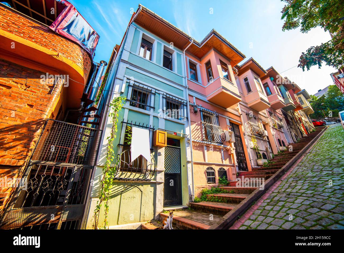 BALAT. Bunte Häuser in der Altstadt von Balat. Fatih, Istanbul, Türkei. Stockfoto