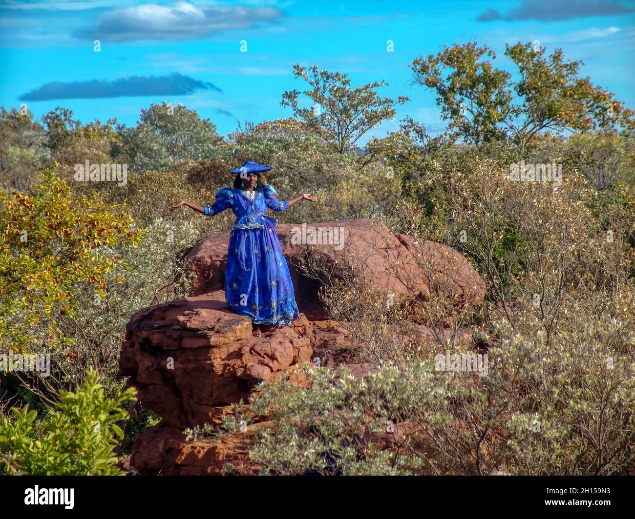 Herero traditionelle namibische Frau im Busch posiert, Afrika, Kleid viktorianischen Stil Stockfoto