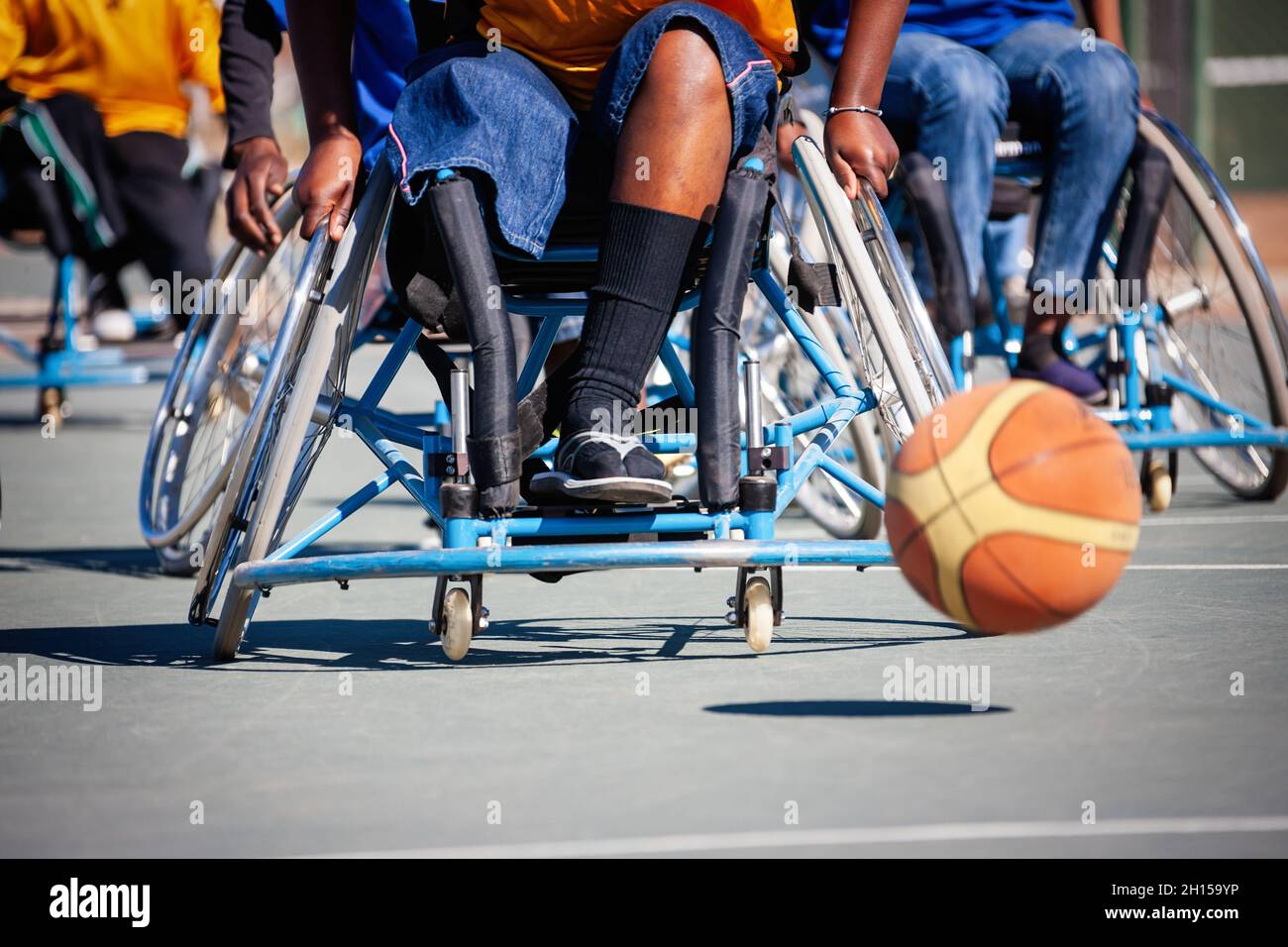 Paraplegiker, Afrikanische Paralympics, Basketballspieler, die den Ball im Rollstuhl jagen Stockfoto