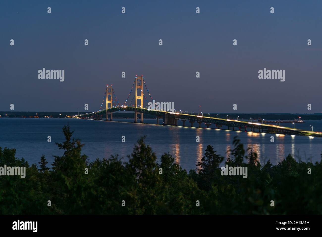 Die Mackinaw Bridge in der Abenddämmerung von der Upper Peninsula. Stockfoto