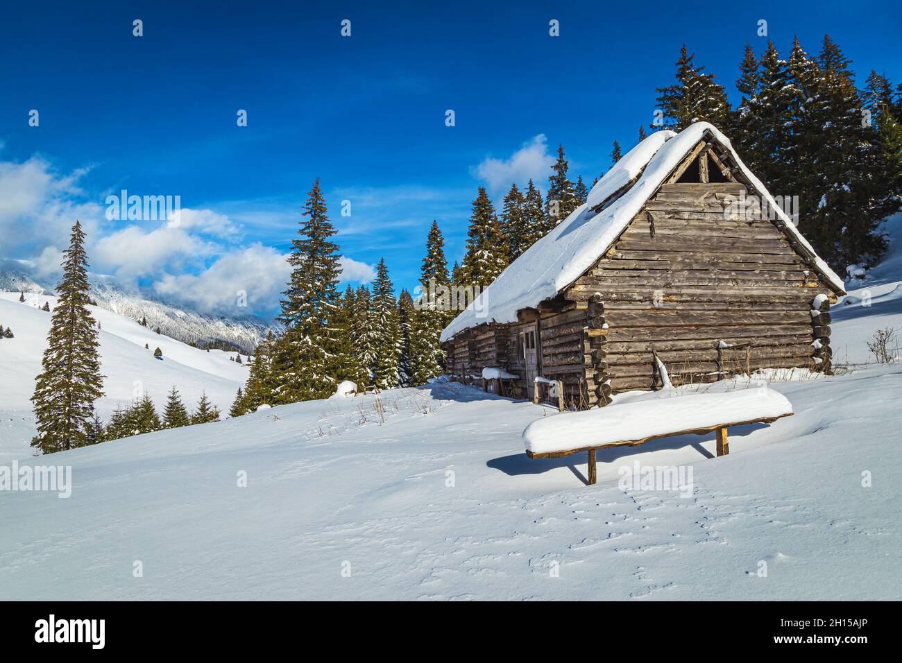 Fantastische schneebedeckte Winterlandschaft mit alter Holzhütte in der Bergwildnis, Karpaten, Rumänien, Europa Stockfoto