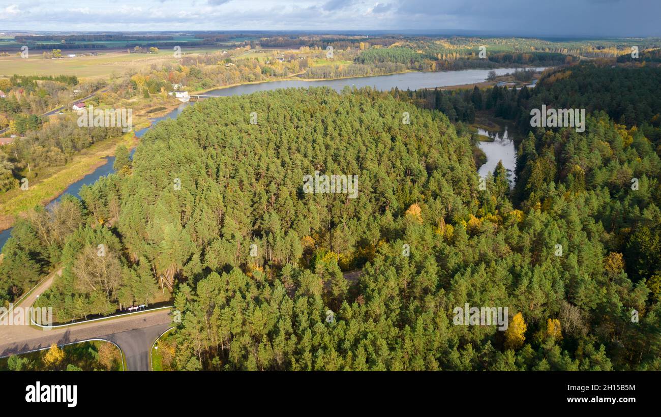 Kleine Stadt oder Dorf mit einem Fluss, umgeben von Wäldern, fotografiert mit einer Drohne. Frische und gesunde Umwelt zu leben. Naturschutz Stockfoto