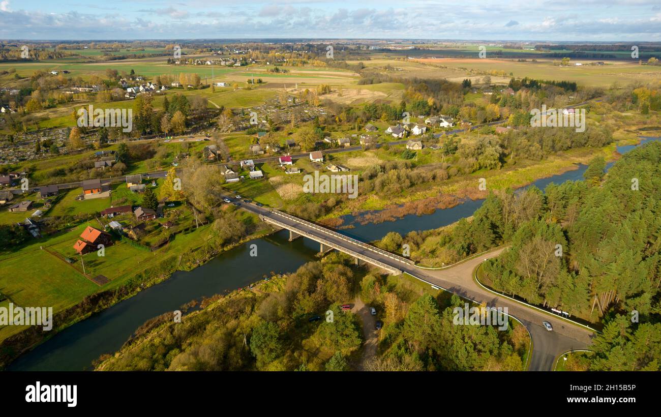 Kleine Stadt oder Dorf mit einem Fluss, umgeben von Wäldern, fotografiert mit einer Drohne. Frische und gesunde Umwelt zu leben. Naturschutz Stockfoto